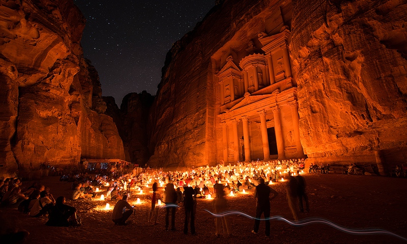 Turistas visitando la ciudad de Petra a la luz de las velas. Foto: Wikimedia Commons